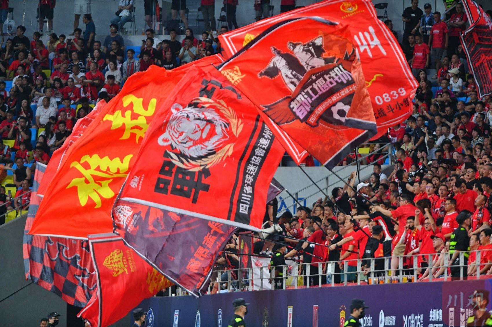 国际比赛日亚冠焦点战，武汉三镇造点机会，球迷炸锅，阵容厚度经受考验的简单介绍