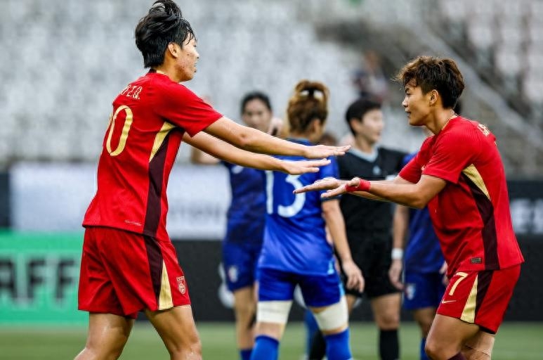 国际比赛日亚冠焦点战，武汉三镇造点机会，球迷炸锅，阵容厚度经受考验的简单介绍